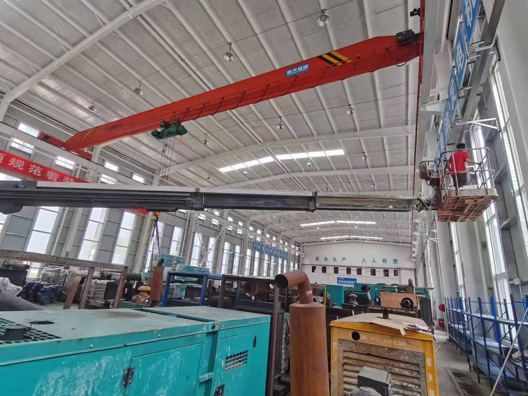 使用吊机安装厂房高空监控图